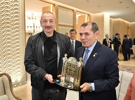 “Qalatasaray” futbol klubunun rəhbəri Prezident İlham Əliyevə xatirə hədiyyələri təqdim edib