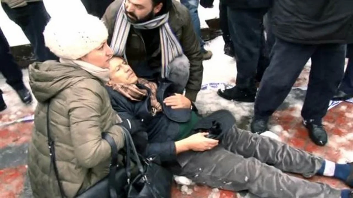 2 killed, over 20 wounded as tent collapses in Istanbul mosque