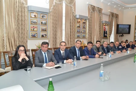 Rövşən Rzayev məcburi köçkün jurnalistlərlə görüşüb