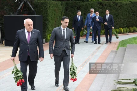 Azərbaycan xalqı Fəxri xiyabanda Ümummilli Liderin məzarını ziyarət edir