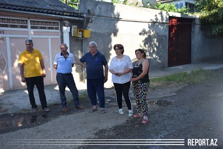 Su borusu partlayıb, saatlarla su küçəyə axır, arxda tullantılar üzür - VİDEO