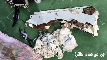Минобороны Египта распространило фото обломков лайнера EgyptAir
