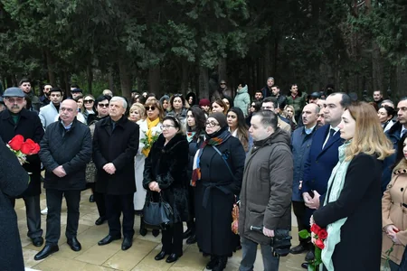 Görkəmli bəstəkar Qara Qarayevin doğum günündə məzarı ziyarət olunub