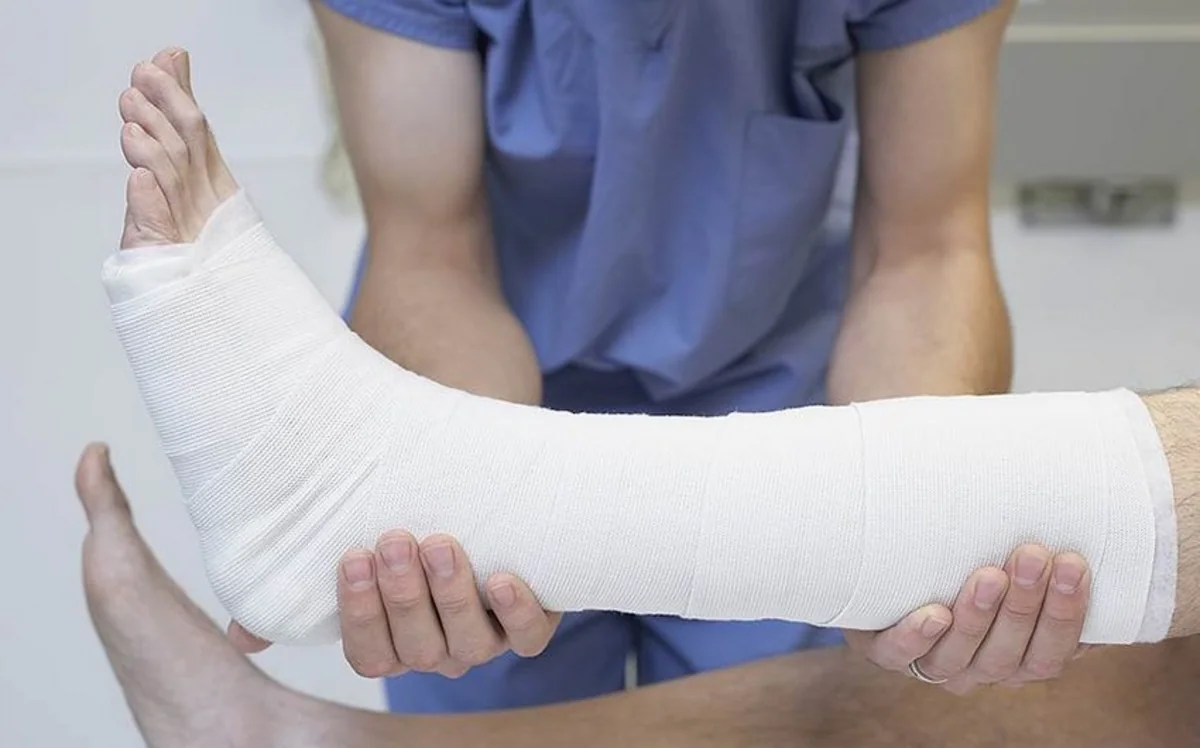 Bakıda yol qəzasında qadının ayağı sındı