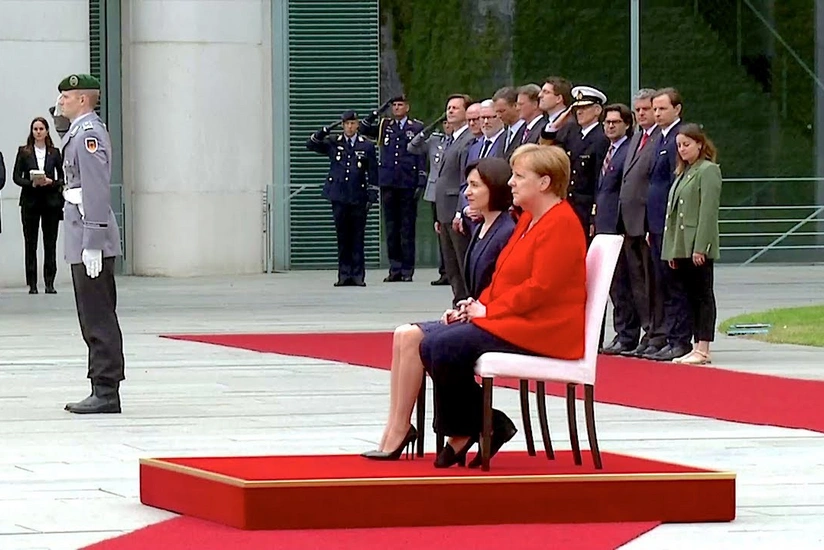 Меркель вновь сидя слушала гимн - ФОТО