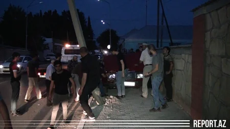 Tovuzda avtomobil maneəyə çırpılıb