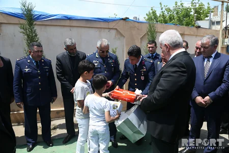 Air Forces Commander presents Azerbaijani flag order to father of martyr Tabriz Musazade - PHOTO