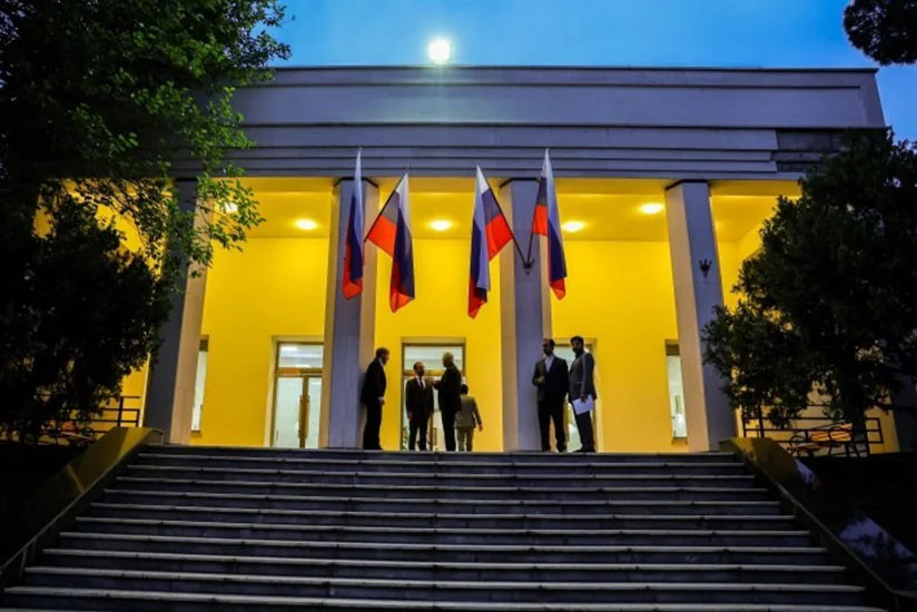 Rusiya səfirliyi İranın daxili işinə qarışıb – diplomatik missiyanın anti-qərbçilərə “ayı xidməti”