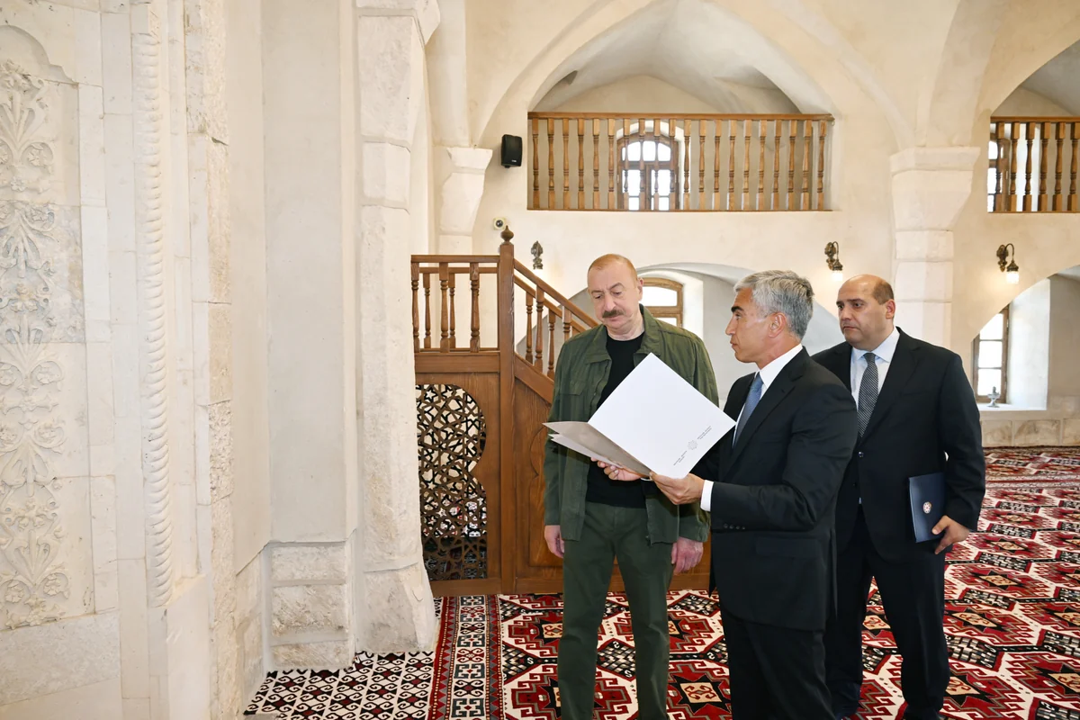 İlham Əliyev Ağdamın Qiyaslı kəndindəki tarixi məscidin binasının bərpadan sonra açılışında iştirak edib