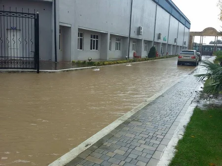 Xəzər Lənkəran Mərkəzi Stadionu su altında qalıb - FOTO