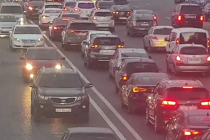 Bakının bəzi yollarında tıxac yaranıb - SİYAHI