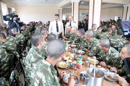 Müdafiə naziri Əlahiddə Ümumqoşun Ordunun hərbi hissələrində olub