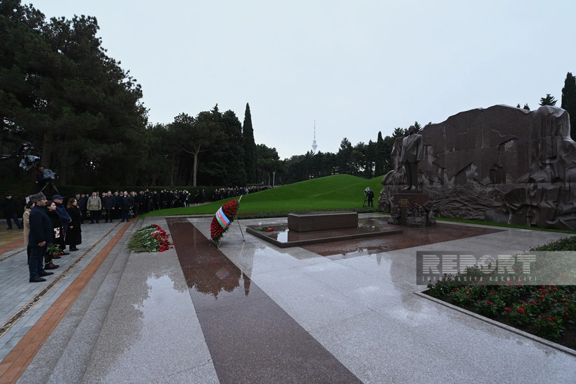 Azərbaycan xalqı Heydər Əliyevin xatirəsini yad edir