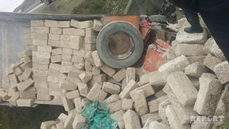 Şabranda daşla dolu KamAz dərəyə aşıb - FOTO