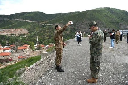 Xarici diplomatlar Zabux kəndində aparılan bərpa işləri ilə tanış olublar