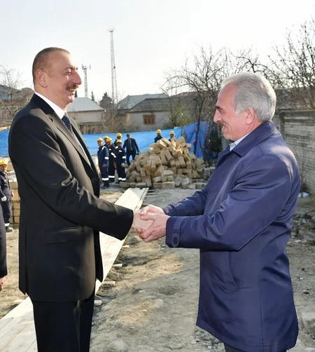 Prezident Ağsuda zəlzələnin nəticələrinin aradan qaldırılması ilə bağlı görülən işlərlə yerində tanış olub