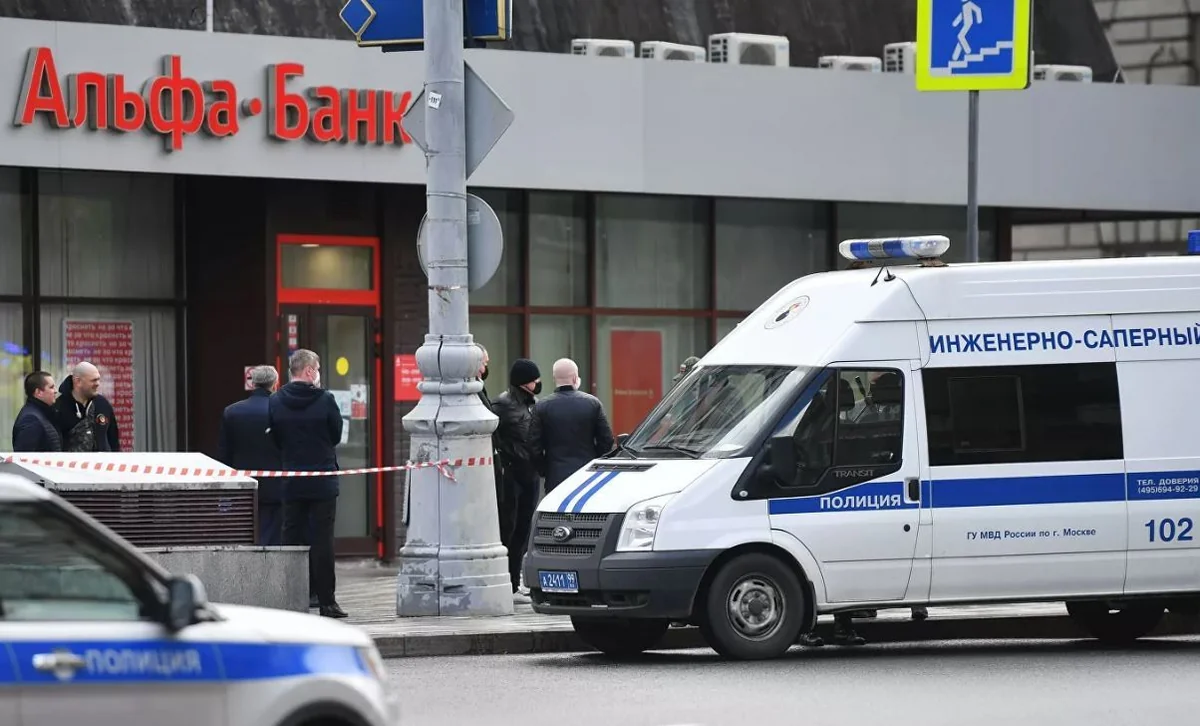 Захвативший банк в центре Москвы утверждает, что здание заминировано