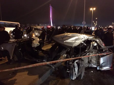 Bakıda avtomobil idarəetməni itirib, 3 ölü, 1 yaralı - FOTO
