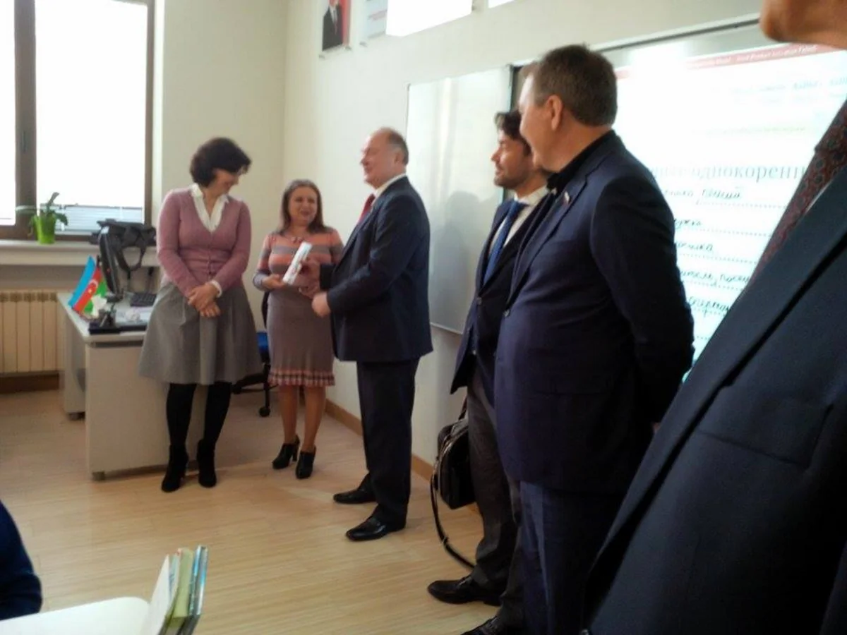 Gennadi Züqanov Bakıda orta məktəbdə olub