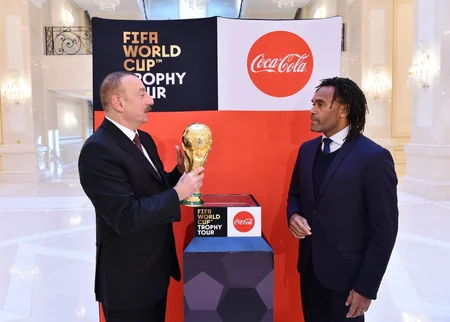 Futbol üzrə dünya çempionatının Kubokunun əsli Prezident İlham Əliyevə təqdim edilib - YENİLƏNİB