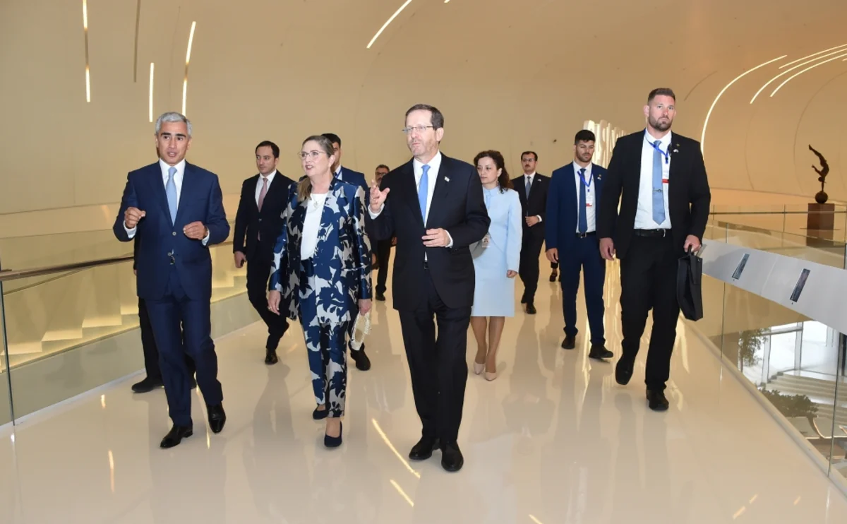 İsrail Dövlətinin Prezidenti və xanımı Heydər Əliyev Mərkəzi ilə tanış olublar