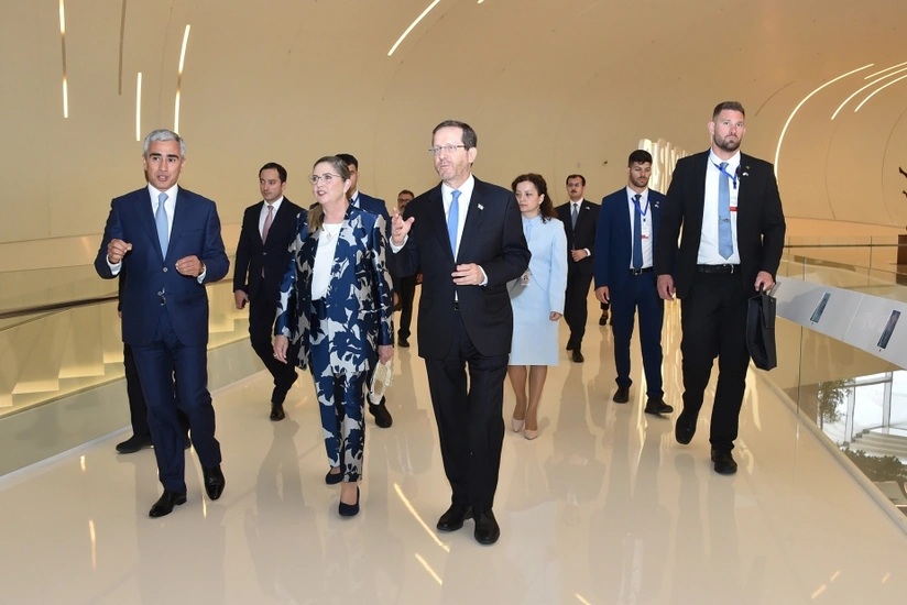 Президент Государства Израиль и его супруга ознакомились с Центром Гейдара Алиева