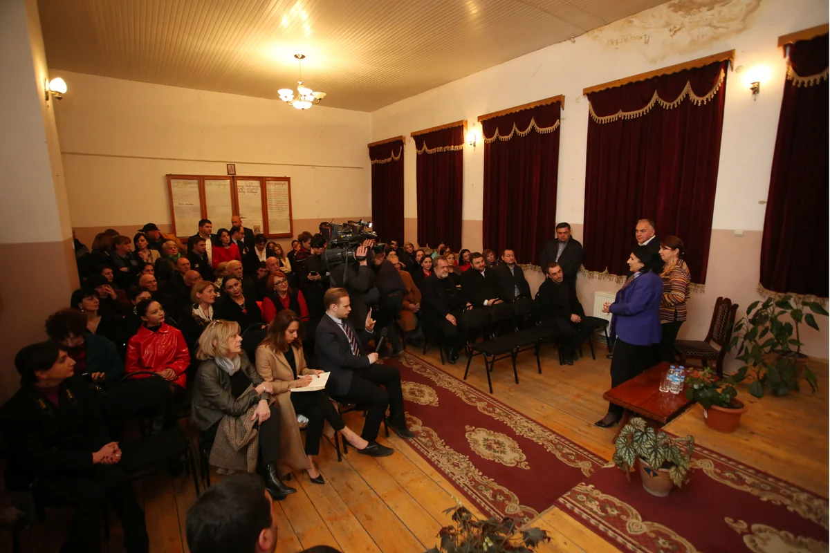 Gürcüstan Prezidenti Bolnisi rayonunda yerli sakinlərlə görüşüb