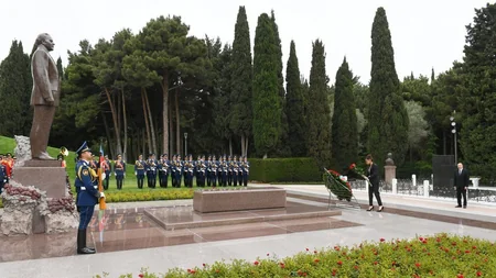 Azərbaycan Prezidenti ümummilli lider Heydər Əliyevin məzarını ziyarət edib - FOTO - YENİLƏNİB
