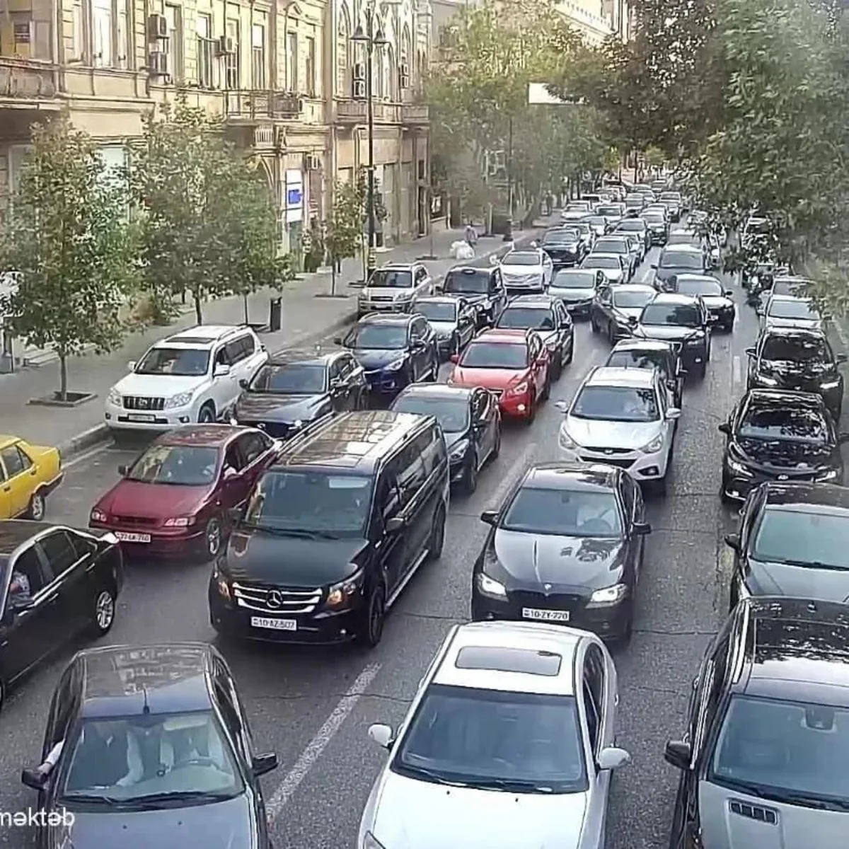 Bakının bir çox yollarında nəqliyyatın sıxlığı müşahidə edilir