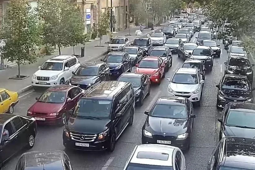 Bakının bir çox yollarında nəqliyyatın sıxlığı müşahidə edilir
