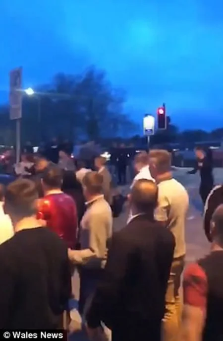 Britaniyada sürücü maşını üç dəfə piyadaların üzərinə sürüb - VİDEO