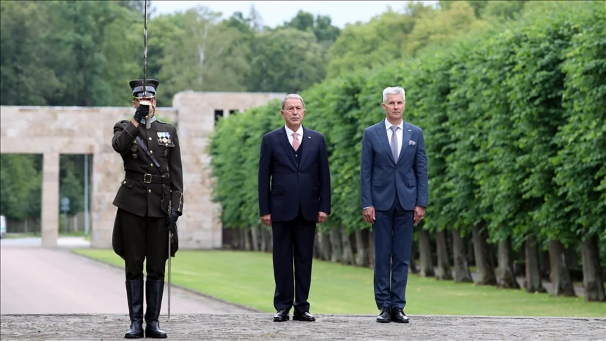 Начался визит главы Минобороны Турции в Латвию