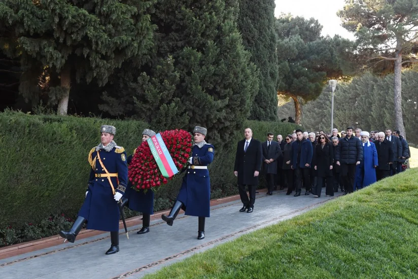 President Ilham Aliyev pays tribute to national leader Heydar Aliyev