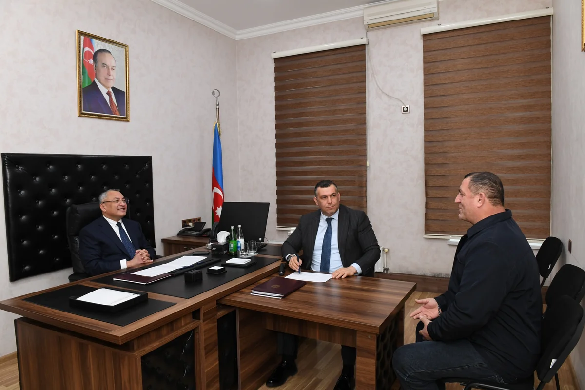 Rövşən Rzayev Dövlət Komitəsində vətəndaşları qəbul edib