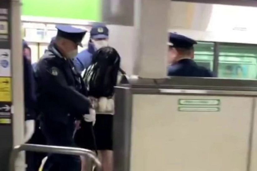 Yaponiyada silahlı qadın metroda sərnişinlərə hücum edib, xəsarət alanlar var