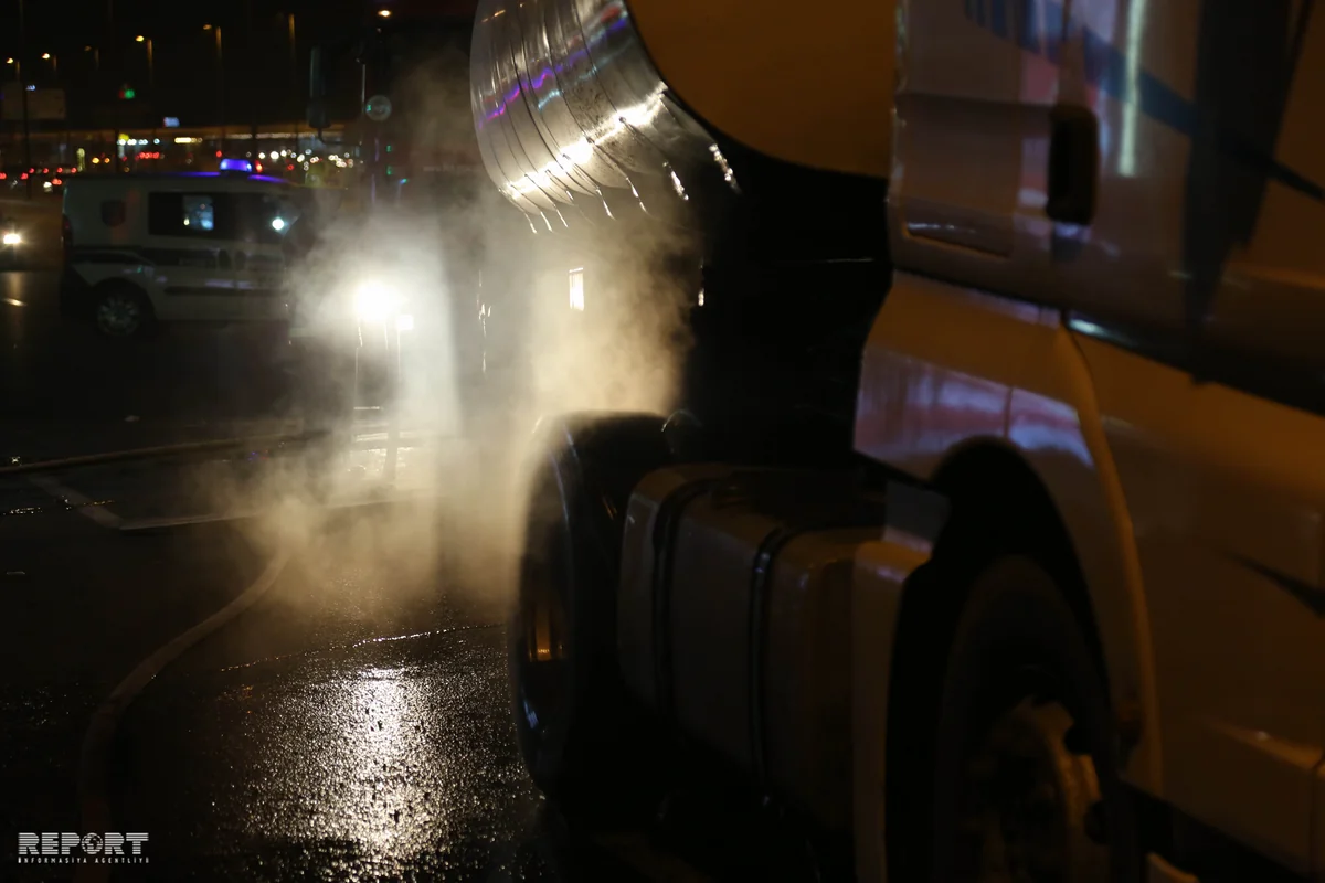 Bakıda benzin daşıyan maşında yanğın olub - FOTO