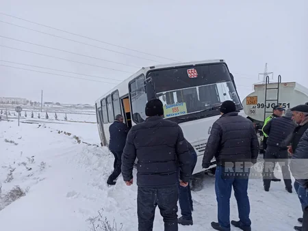 Bakı-Şamaxı yolunda avtobus qəzaya düşüb