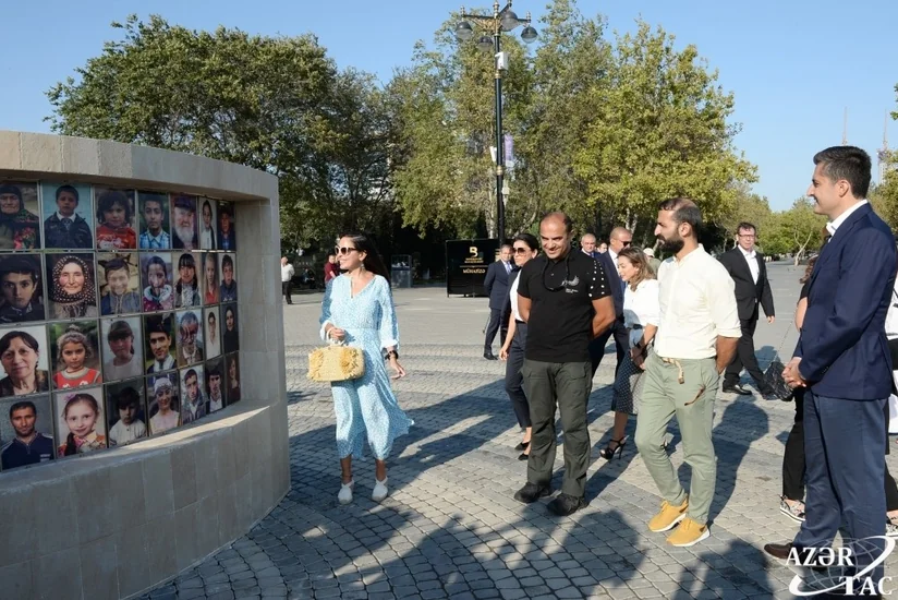 Leyla Əliyeva “Bir günəş altında” adlı fotosərginin açılışında iştirak edib