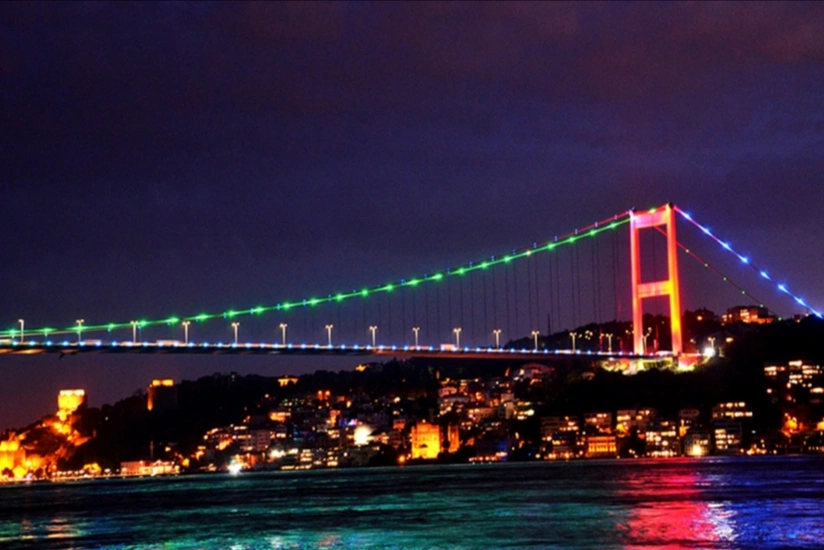 İstanbul körpüləri Azərbaycan bayrağının rəngləri ilə işıqlandırılır