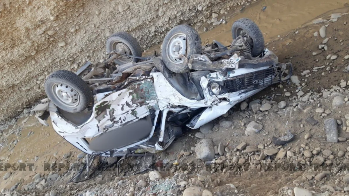 Qubada avtomobil qayadan aşıb, sürücü ölüb