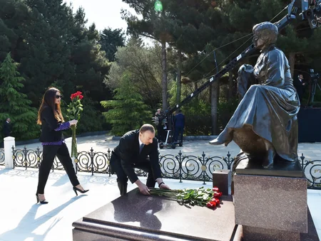 Azərbaycan Prezidenti Ümummilli Lider Heydər Əliyevin məzarını ziyarət edib - FOTO