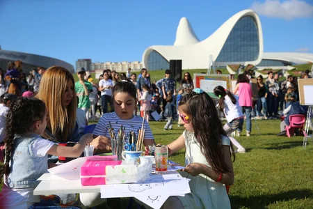 Heydər Əliyev Mərkəzinin parkında uşaqlar üçün rəsm dərsi təşkil olunub