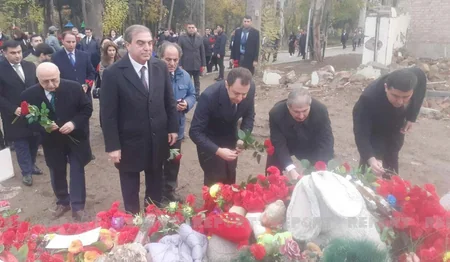 XİN nümayəndələri Gəncədə terror aktı qurbanlarının xatirəsini yad ediblər