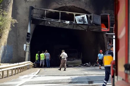 Truck crashes at tunnel in Turkey: 5 killed, 2 injured