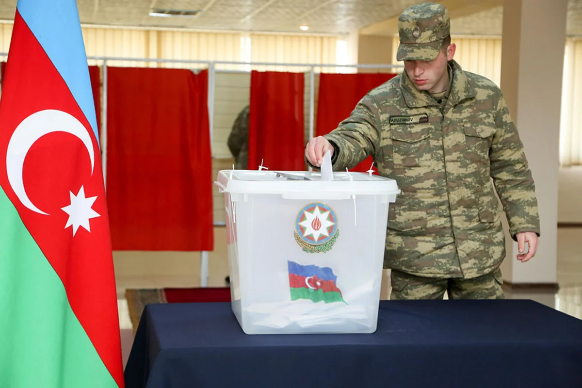 Azərbaycan Ordusunun şəxsi heyəti Prezident seçkiləri səsverməsində iştirak edir - VİDEO