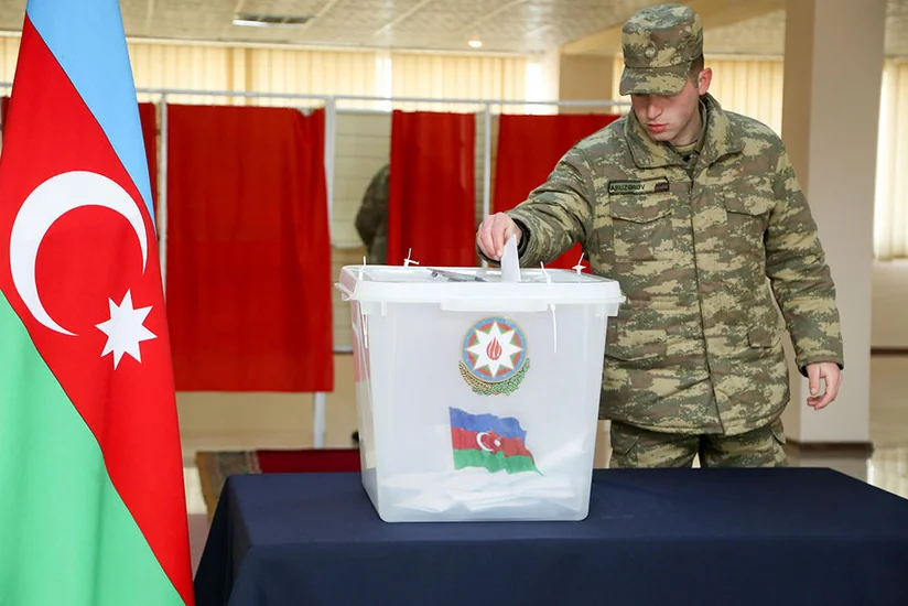 Azərbaycan Ordusunun şəxsi heyəti Prezident seçkiləri səsverməsində iştirak edir - VİDEO