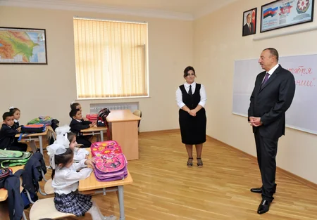​Prezident İlham Əliyev 148 nömrəli tam orta məktəbdə yenidənqurma işlərindən sonra yaradılan şəraitlə tanış olub