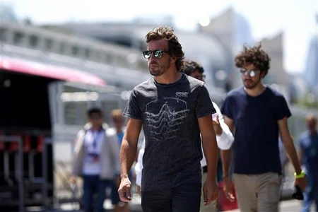 Fernando Alonso Avropa Qran Prisi öncəsi Bakıda gəzintiyə çıxıb - FOTO