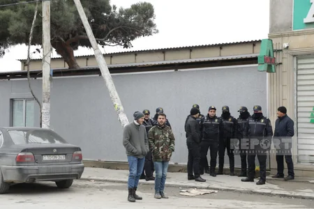 FHN əməkdaşları Binədə qanunsuz tikilmiş obyekti sökür - YENİLƏNİB