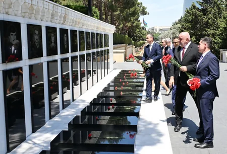 Macar parlamentarilər Fəxri və Şəhidlər xiyabanlarını ziyarət ediblər